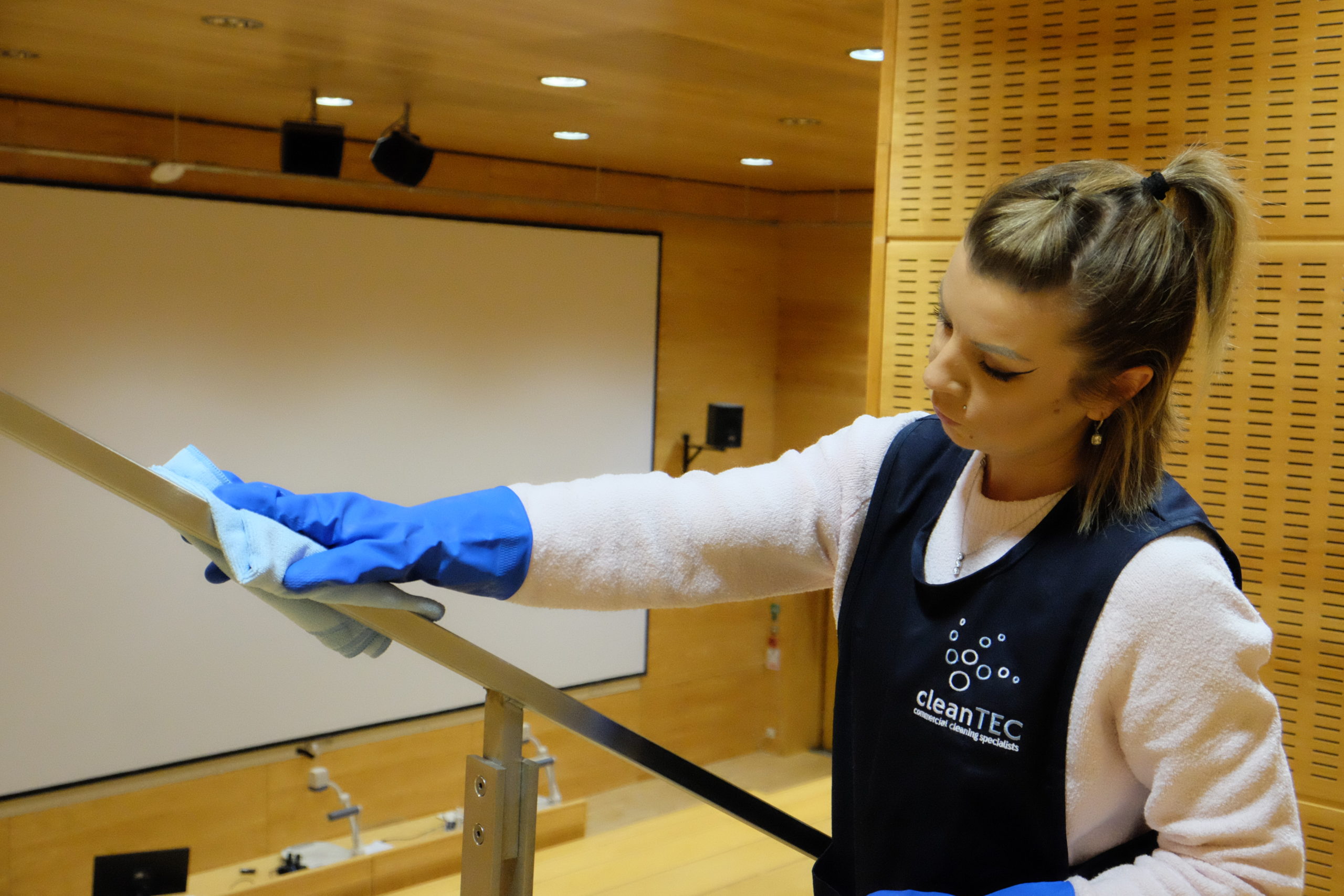 Cleaning Operative cleaning auditorium